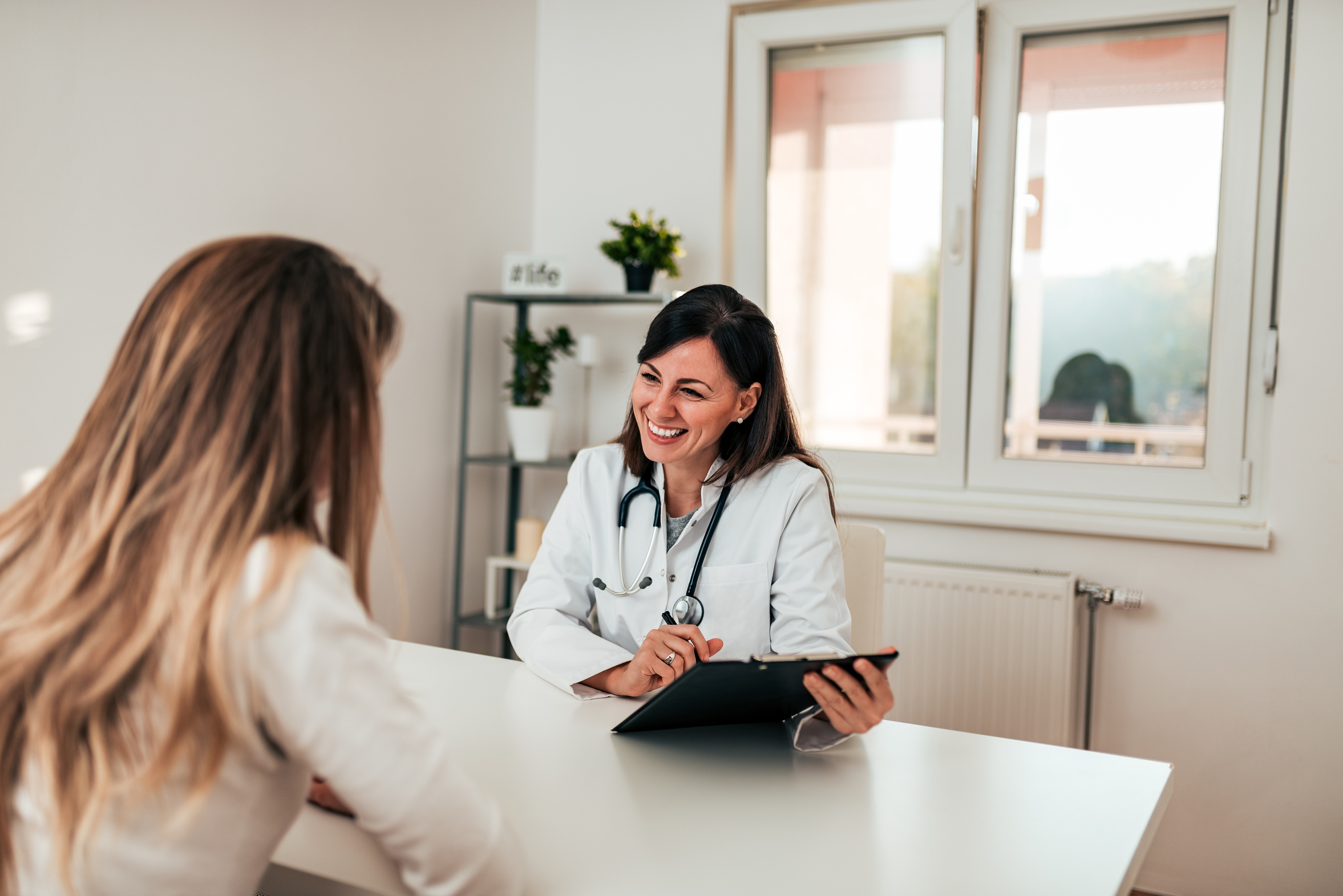Especialista conversando con su paciente durante una consulta
