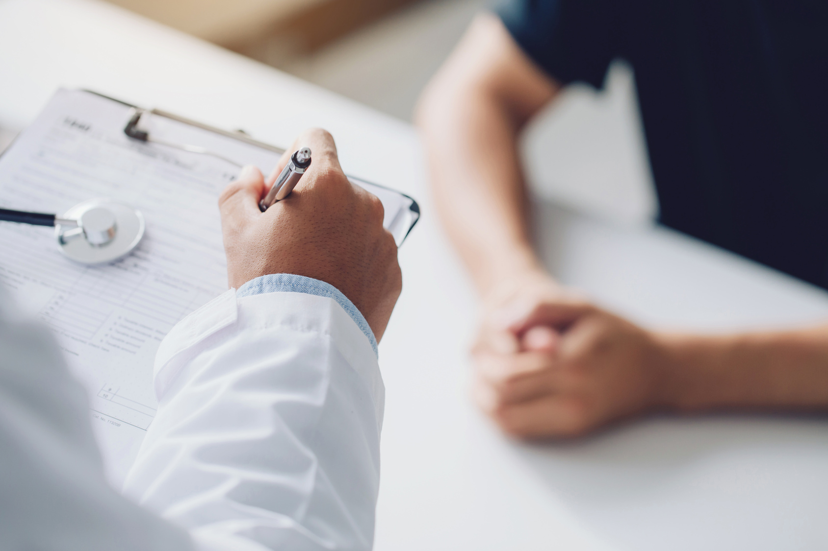 Médico revisando resultados con su paciente