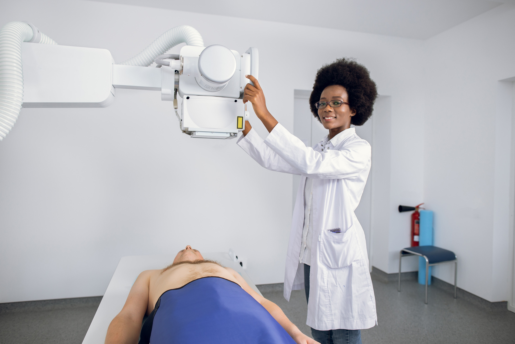 Profesional de radiología realizando una radiografía de tórax